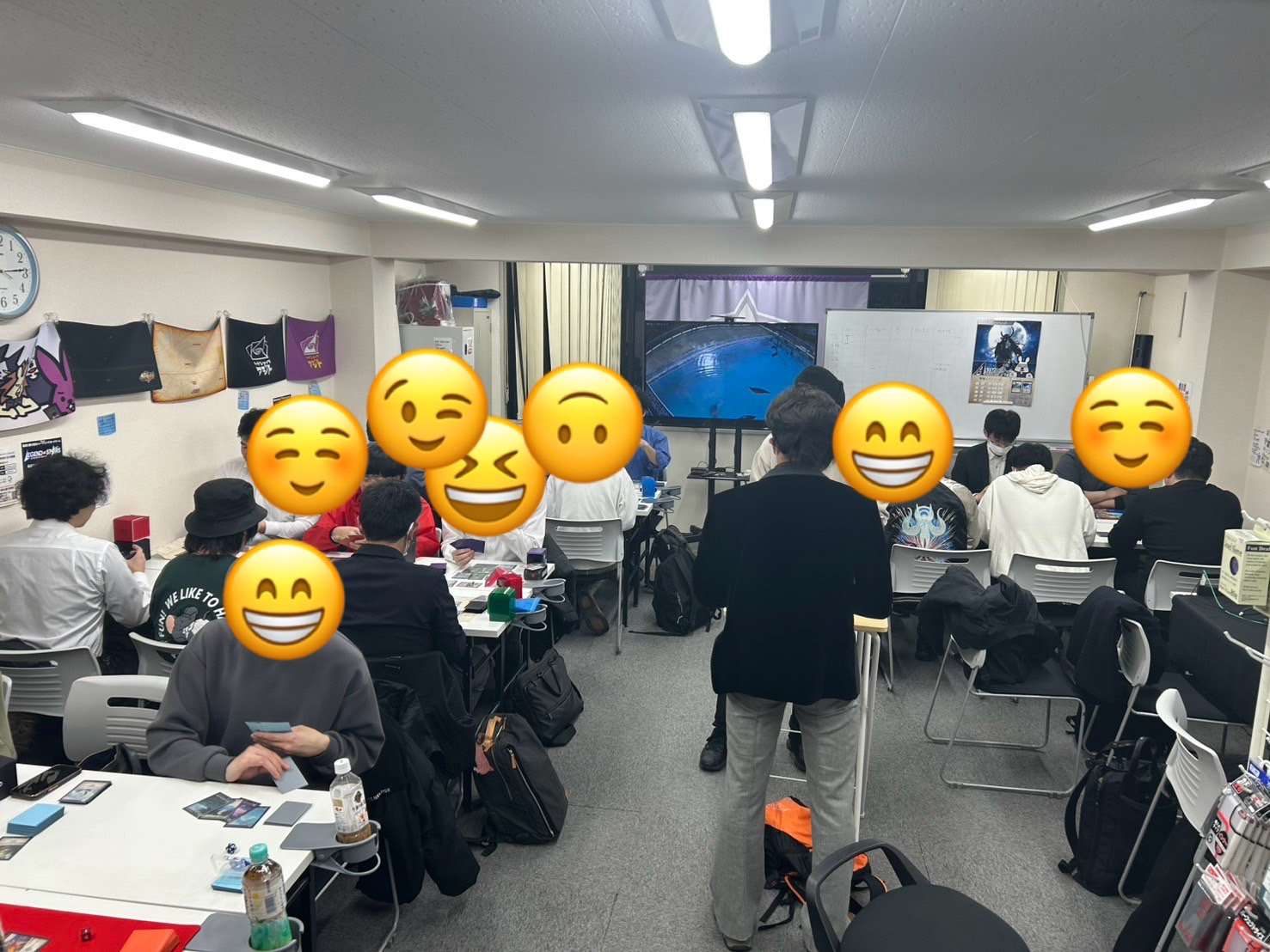 通常の席数では足りず、立って遊ばれる方も！